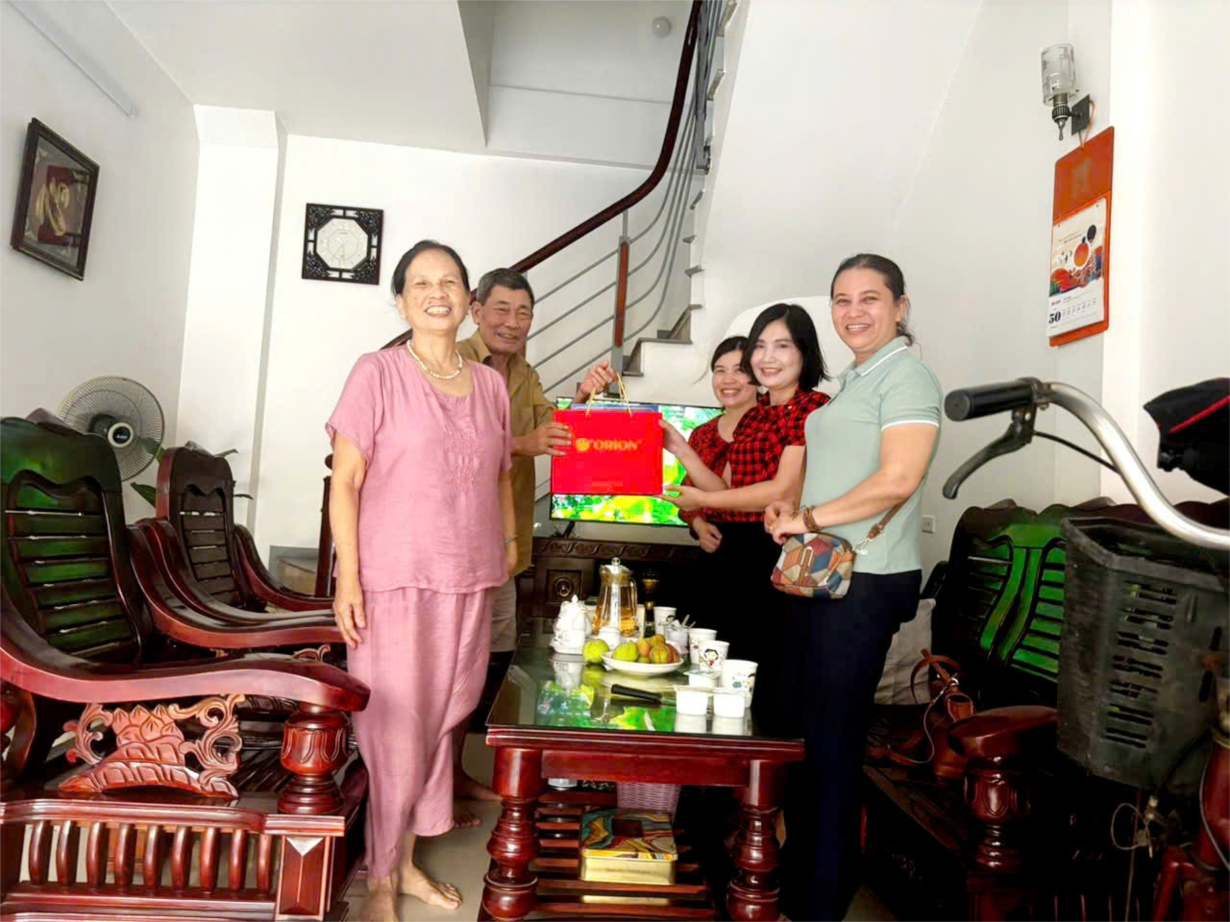 Thăm hỏi gia đình chính sách